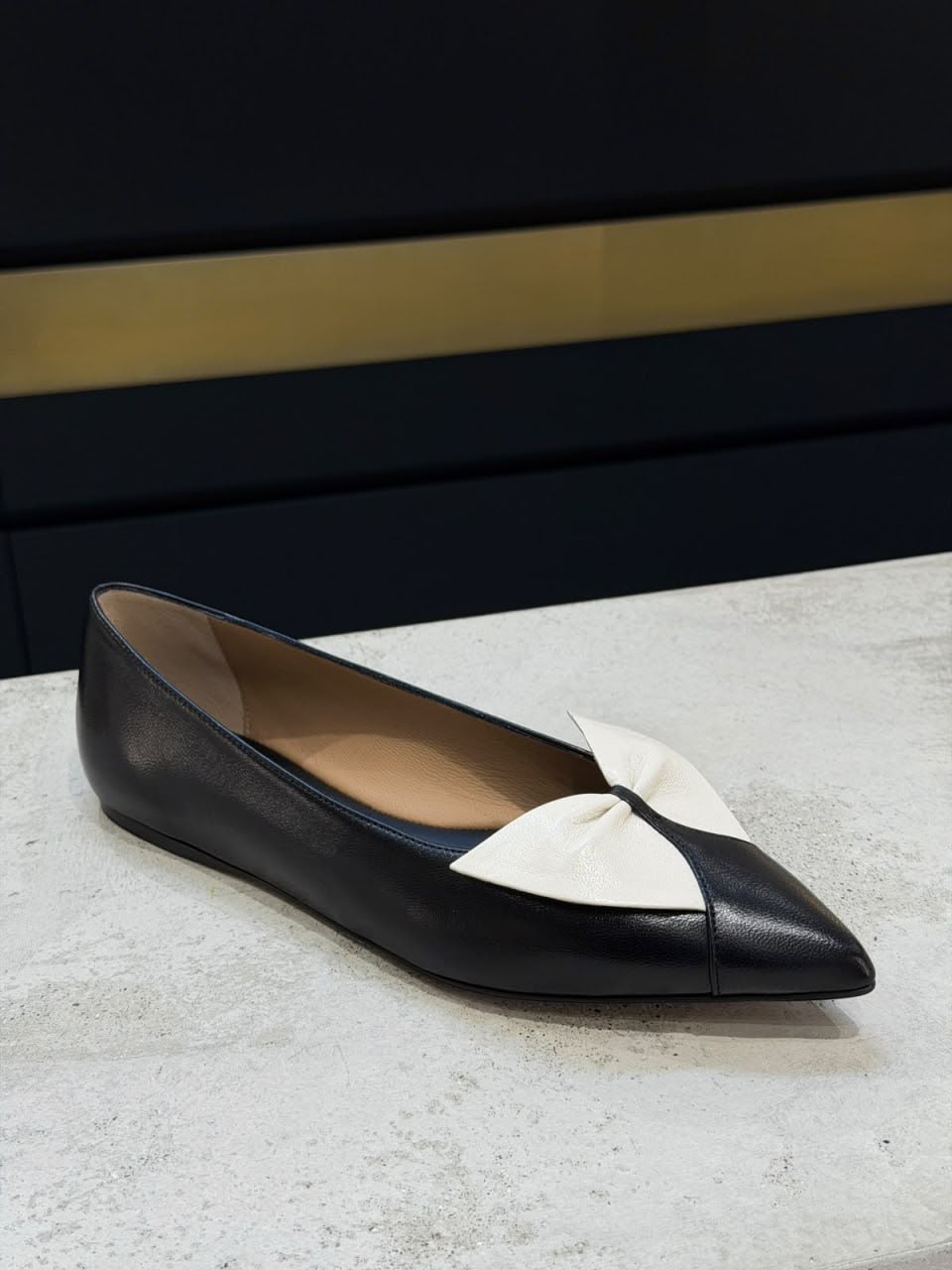 Pointed-toe bow ballet flats