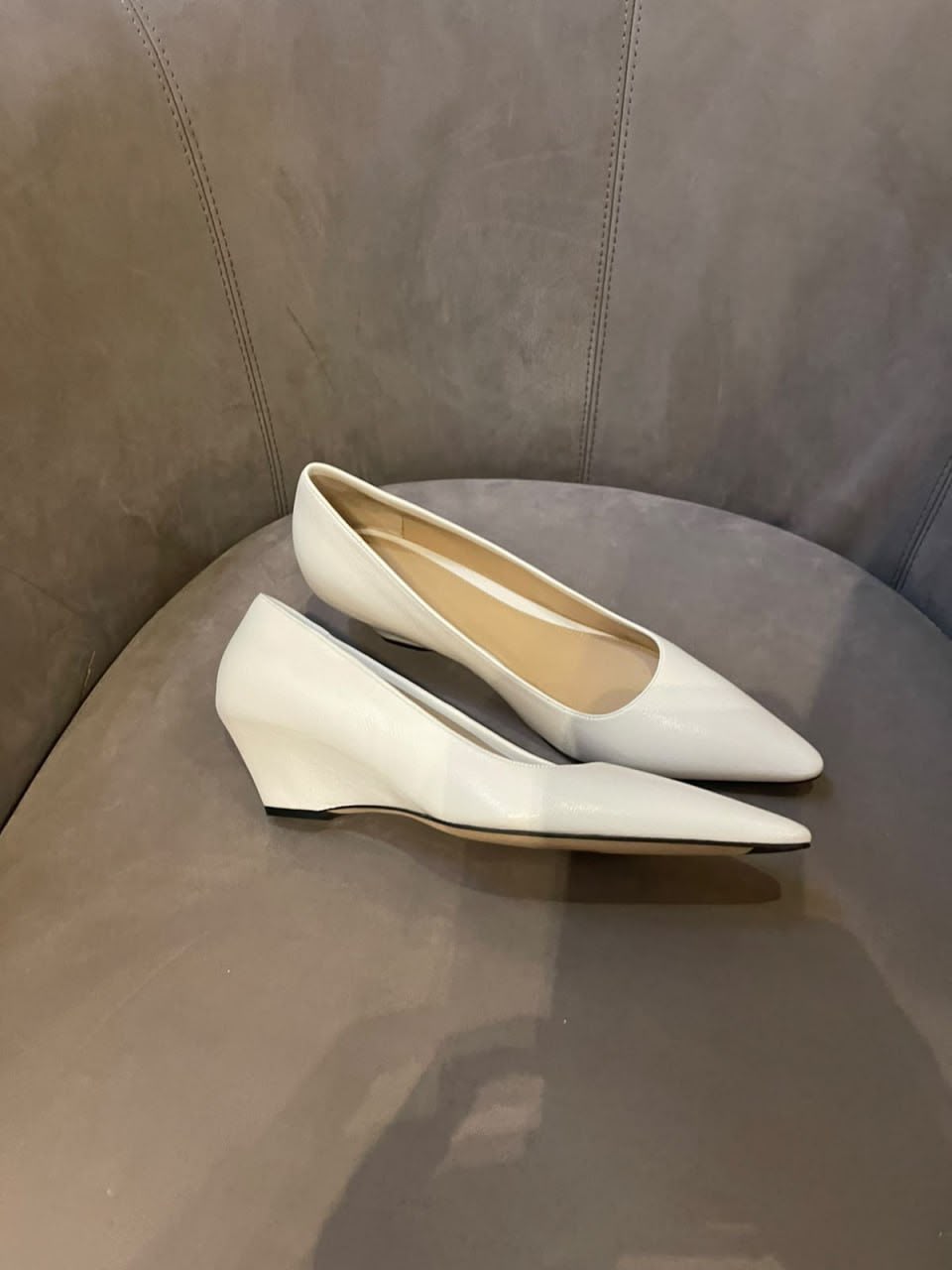 Pointed-toe wedge pumps