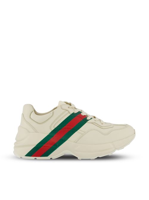 Sneakers realizzate in pelle