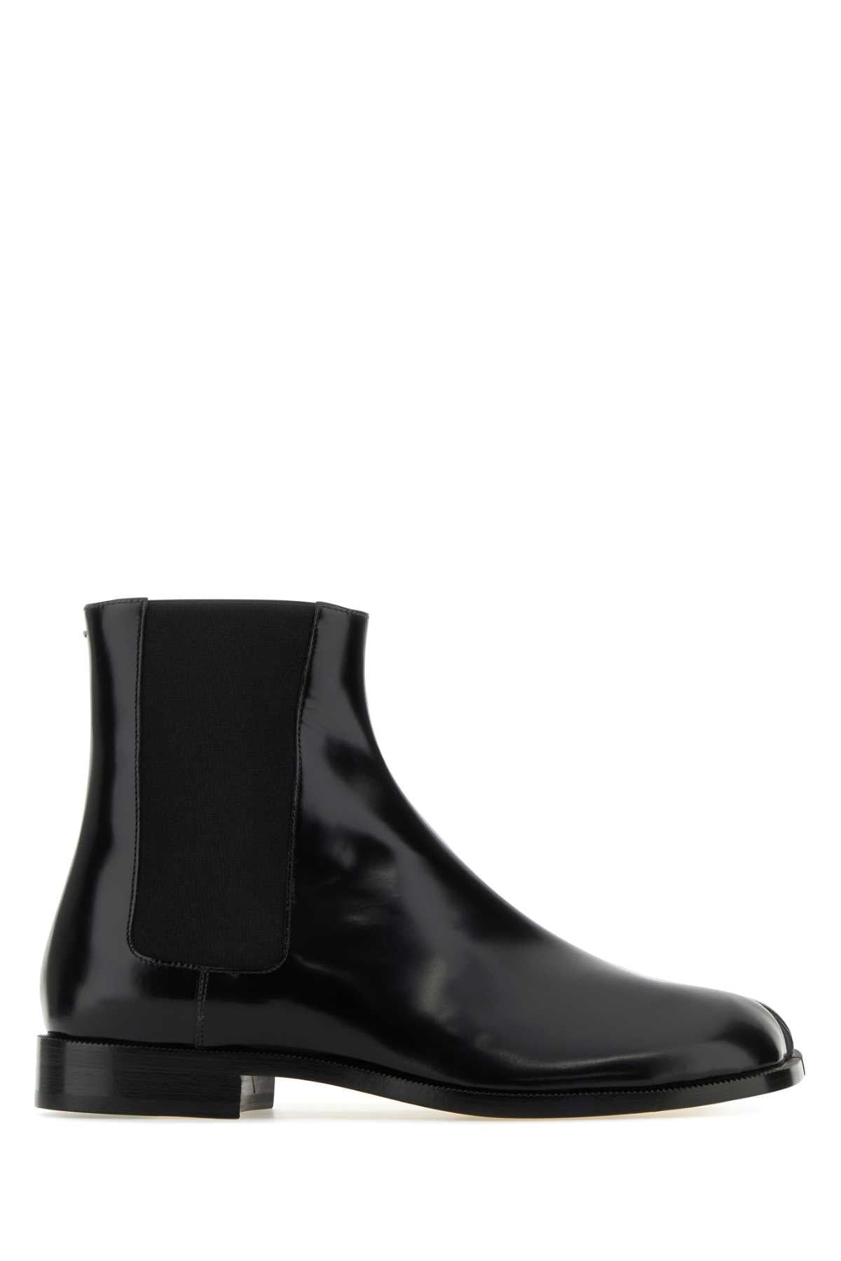 MAISON MARGIELA TABI CHELSEA BOOTS For Men Tomaia: 100% Pelle Bovina - Contrasto: 74% Poliestere 26% Gomma - Fodera: 100% Pelle Ovina - Interno: 100% Pelle Ovina - Suola: 100% Pelle Bovina - Contrasto: 100% Gomma