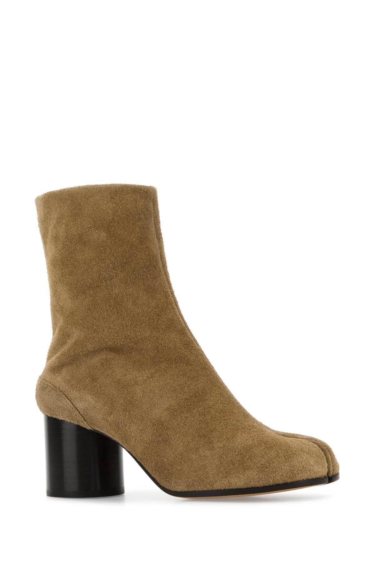 MAISON MARGIELA TABI ANKLE BOOTS H60 For Women Tomaia: 100% Pelle Bovina - Fodera: 100% Pelle Ovina - Interno: 100% Pelle Ovina - Suola: 100% Pelle Bovina - Contrasto: 100% Gomma