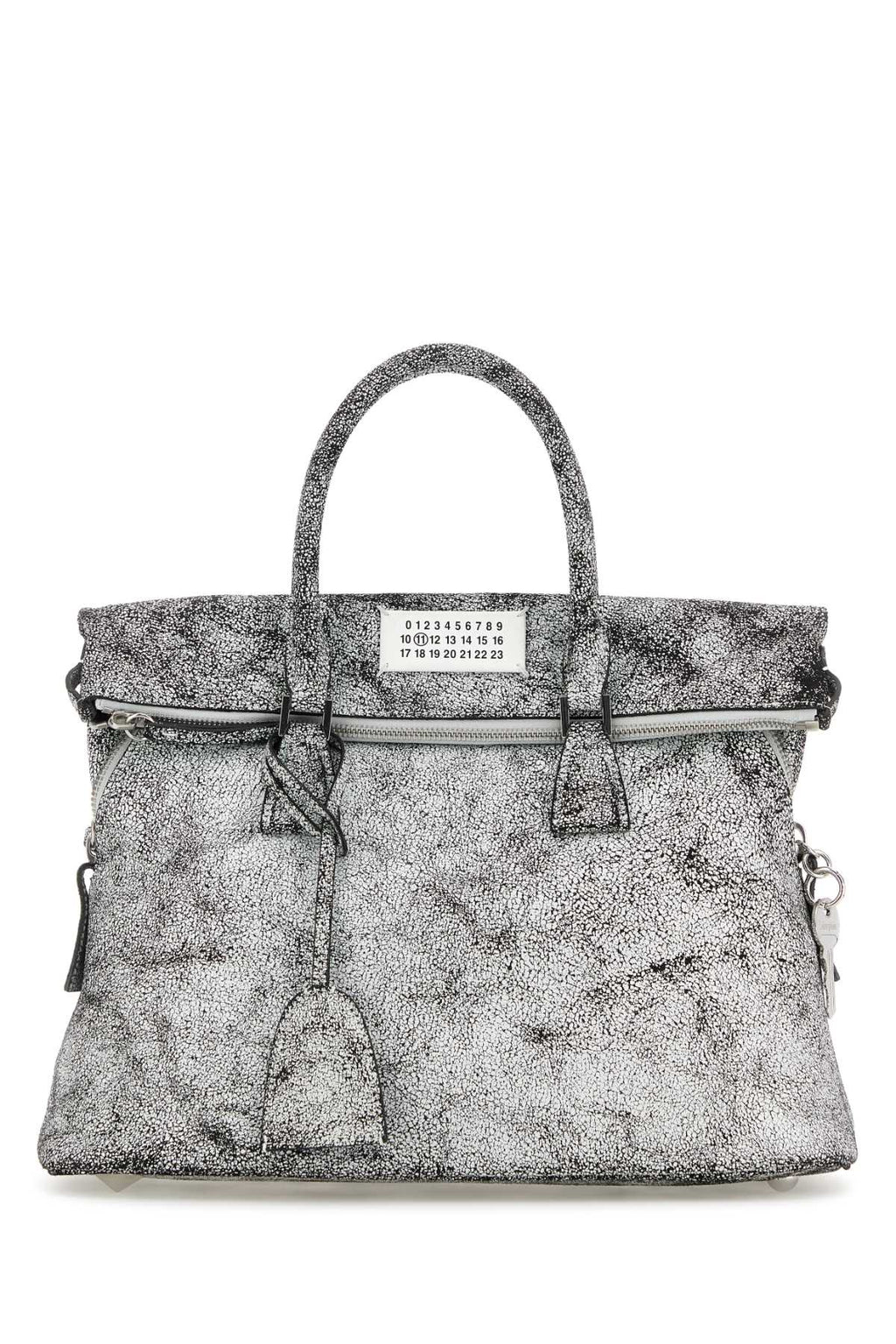 MAISON MARGIELA 5AC LOVED TO DEATH MEDIUM For Men Corpo: 100% Pelle Bovina - Contrasto: 100% Pelle Bovina - Applicazione: 100% Pelle Bovina - Fodera: 100% Cotone - Interno: 100% Pelle Bovina - Minuteria Metallica: 94% Zinc Alloy 4% Alluminio 2% Rame - Minuteria Metallica 1: 100% Ottone