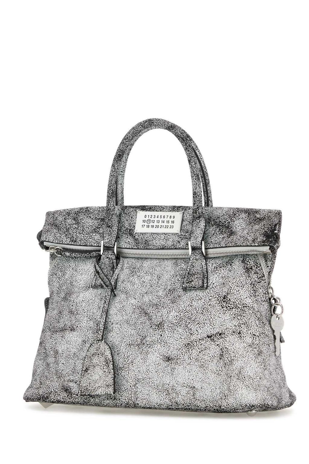 MAISON MARGIELA 5AC LOVED TO DEATH MEDIUM For Men Corpo: 100% Pelle Bovina - Contrasto: 100% Pelle Bovina - Applicazione: 100% Pelle Bovina - Fodera: 100% Cotone - Interno: 100% Pelle Bovina - Minuteria Metallica: 94% Zinc Alloy 4% Alluminio 2% Rame - Minuteria Metallica 1: 100% Ottone