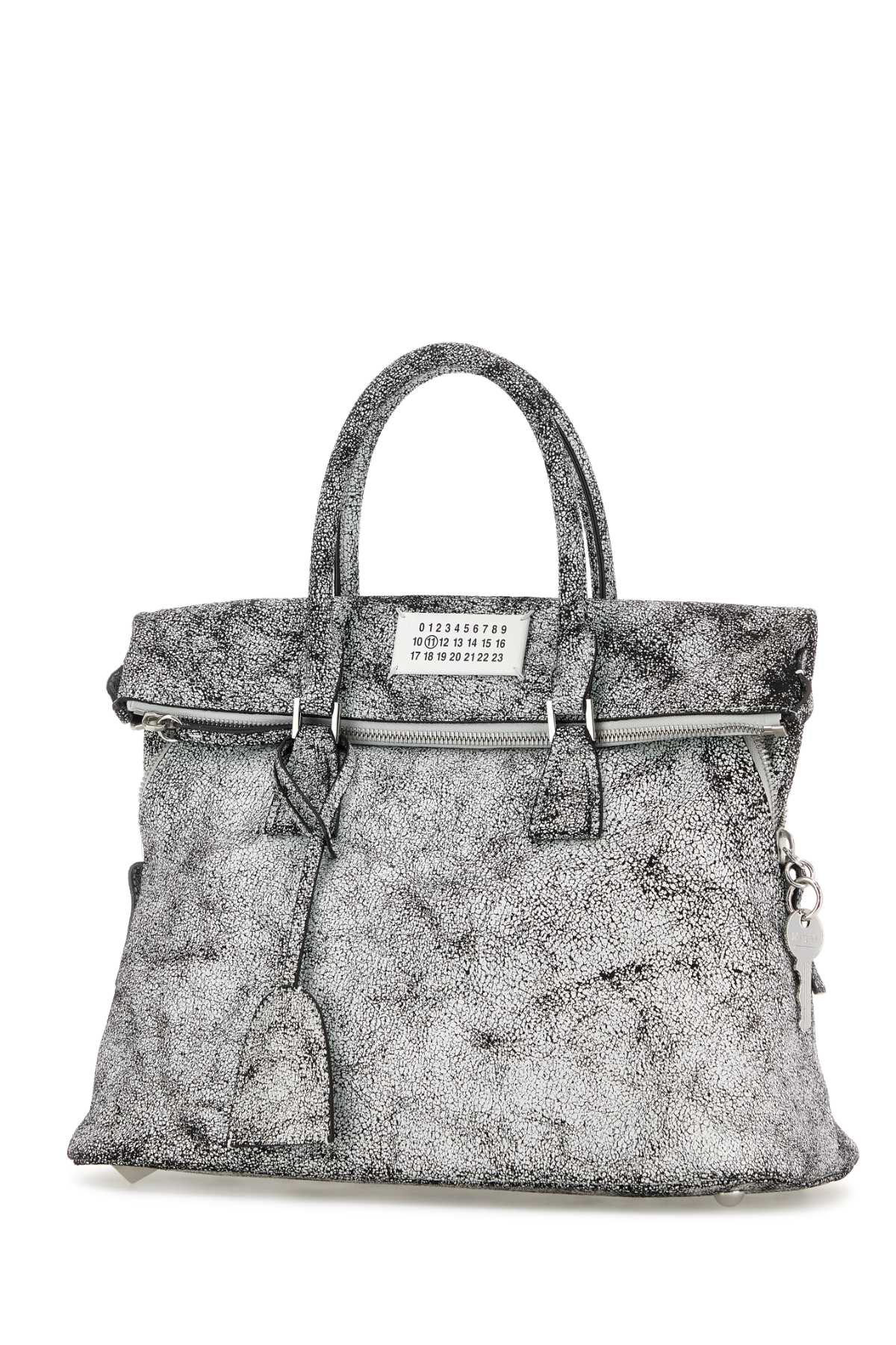 MAISON MARGIELA 5AC LOVED TO DEATH MEDIUM For Men Corpo: 100% Pelle Bovina - Contrasto: 100% Pelle Bovina - Applicazione: 100% Pelle Bovina - Fodera: 100% Cotone - Interno: 100% Pelle Bovina - Minuteria Metallica: 94% Zinc Alloy 4% Alluminio 2% Rame - Minuteria Metallica 1: 100% Ottone