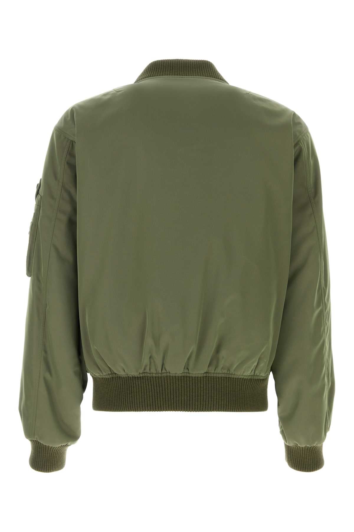 PRADA LIFESTYLE For Men Exterior: 100% Nylon Lining: 100% Nylon Padding: 55% Recycled polyester 45% Polyester