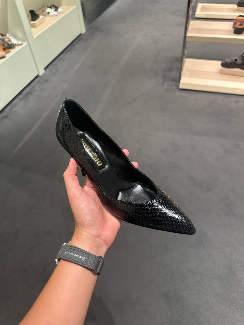 Embossed leather pumps