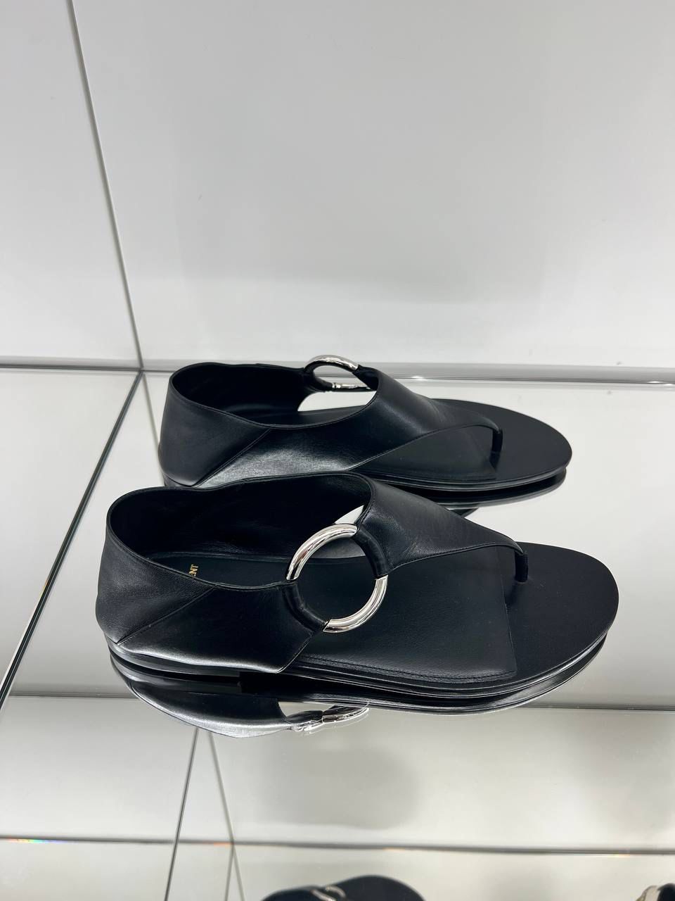 Nu Pieds Ring Sandals