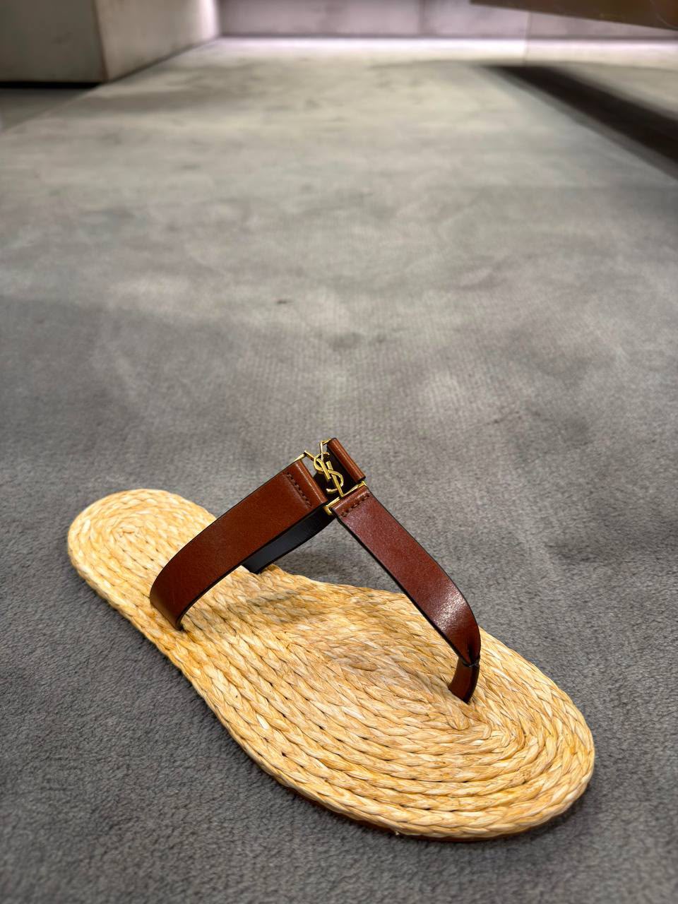 Cassandra Thong Sandals in Leather and Raffia