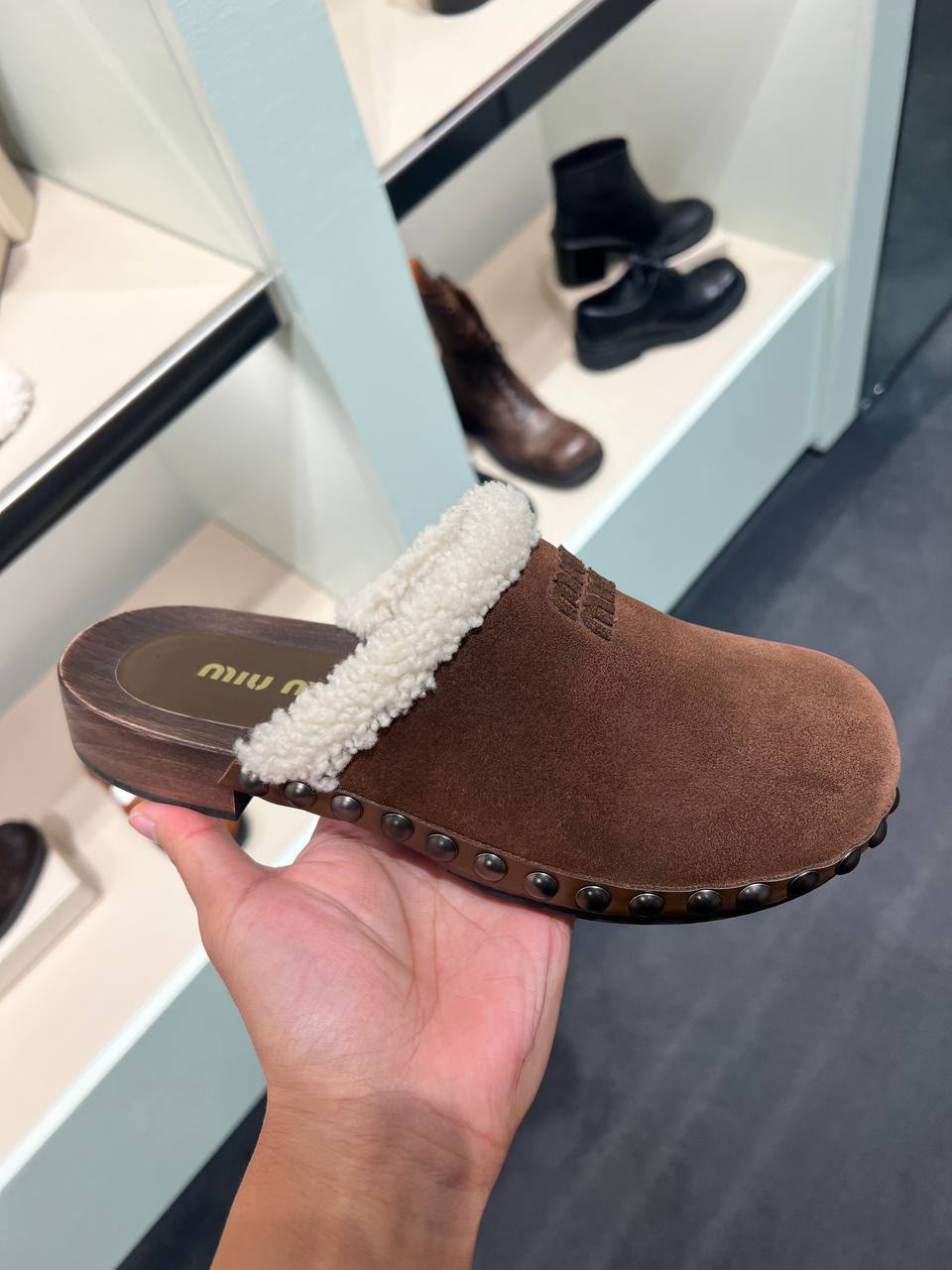 Suede clogs with shearling