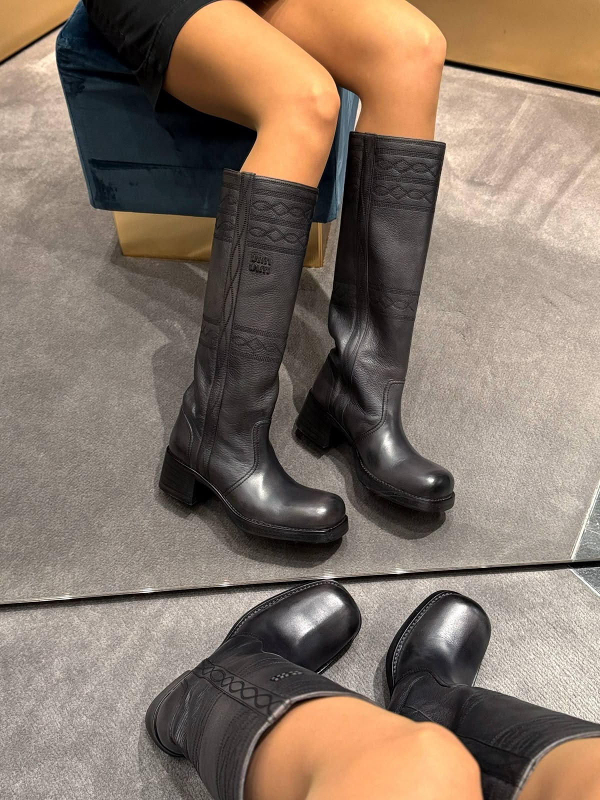 Leather boots with embroidery