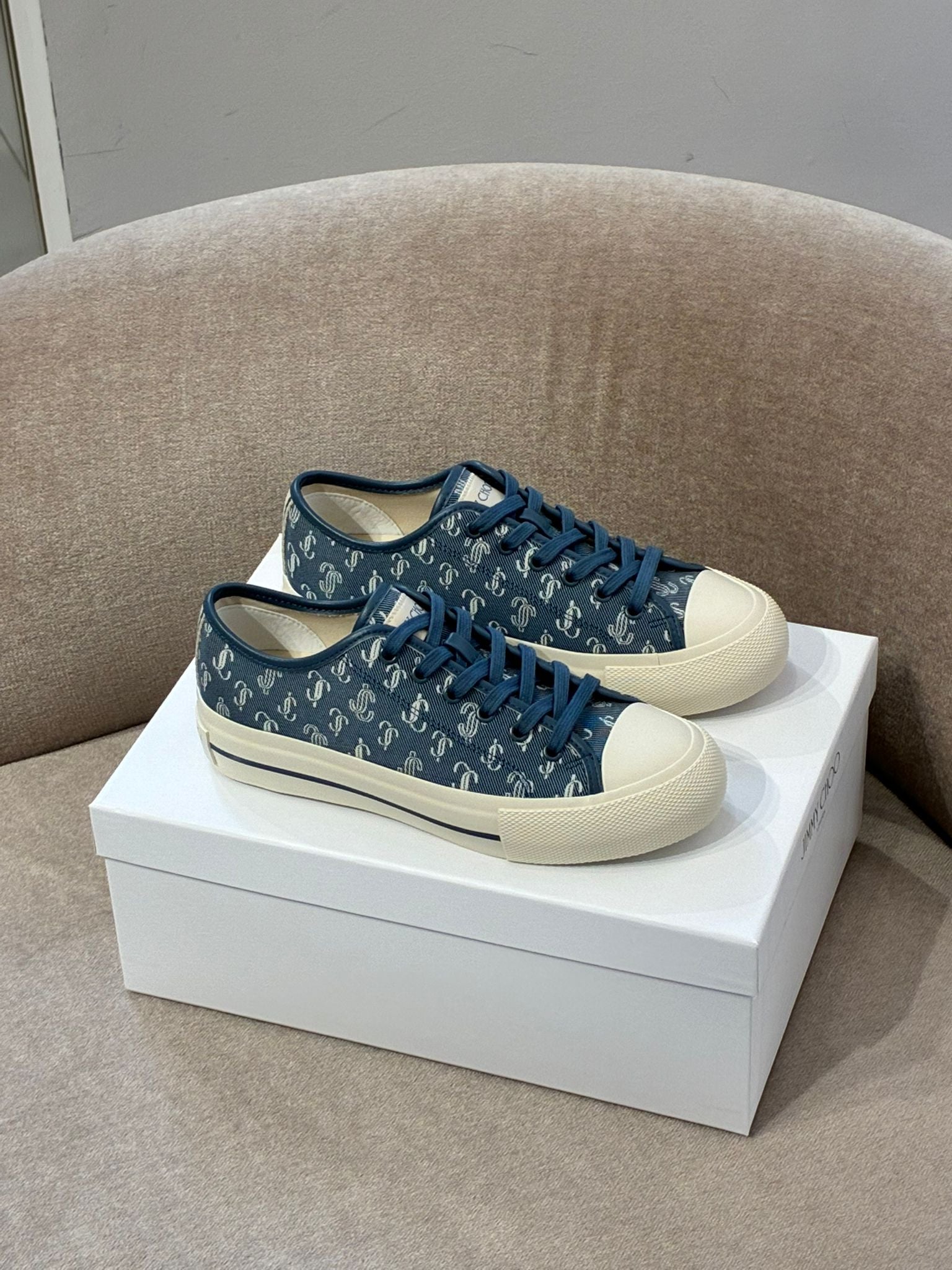 Hawaii/F Low Top Sneakers