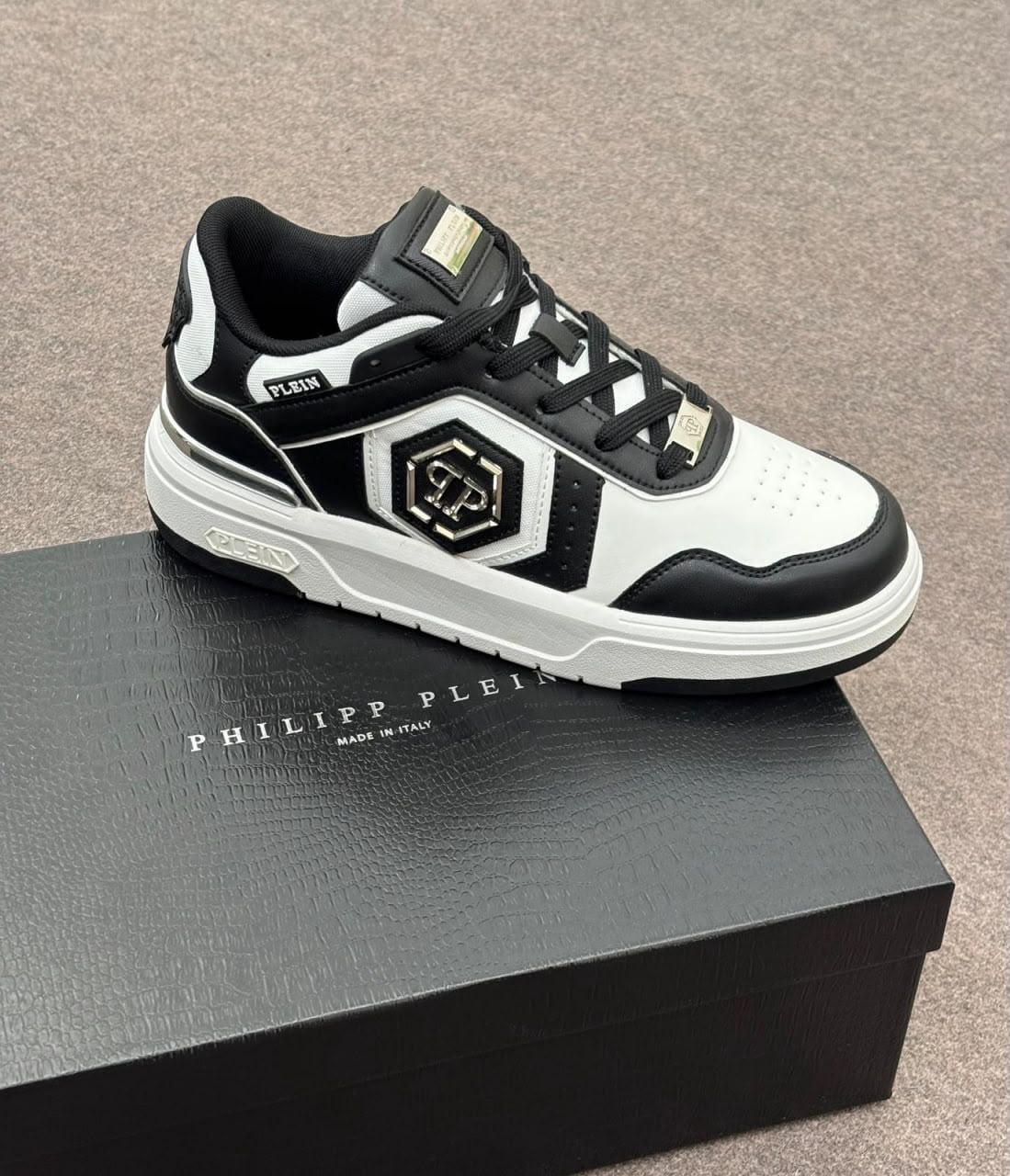 Phantom Kick$ Low-Top Sneakers