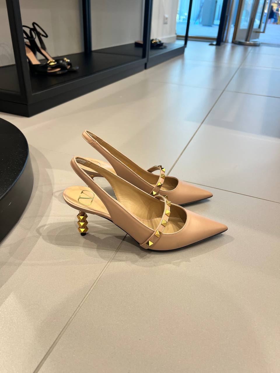 Garavani Rockstud Slingback Pump