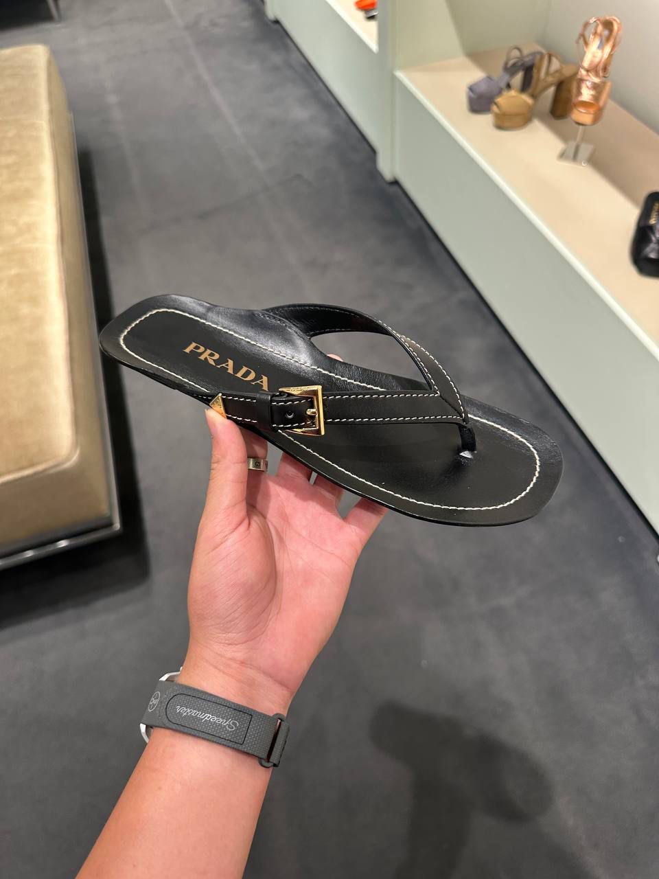 Leather thong sandals with buckle