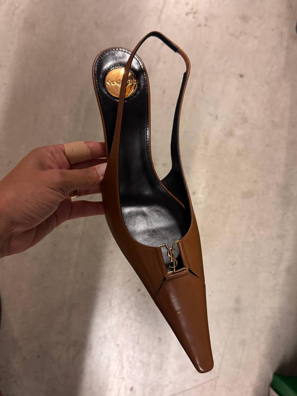 Le 5 à 7 Slingback Pumps in Smooth Leather