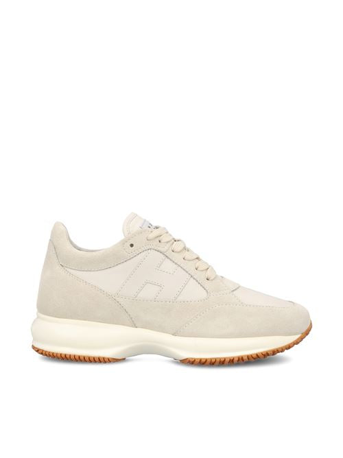 Sneakers realizzate in pelle scamosciata
