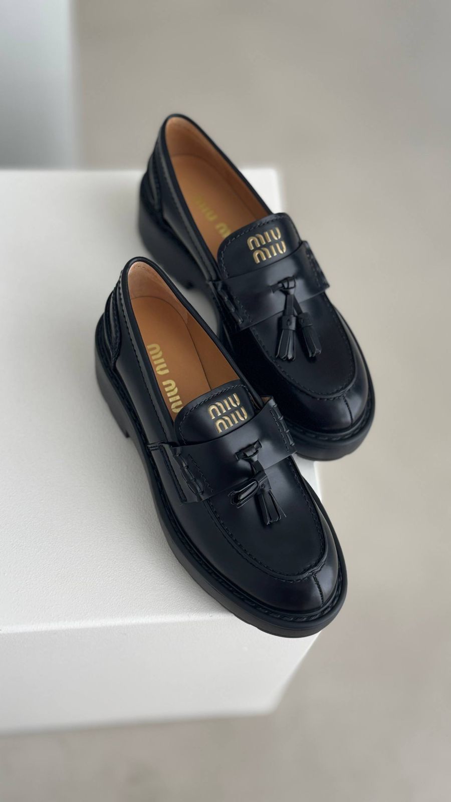 Leather loafers with tassels