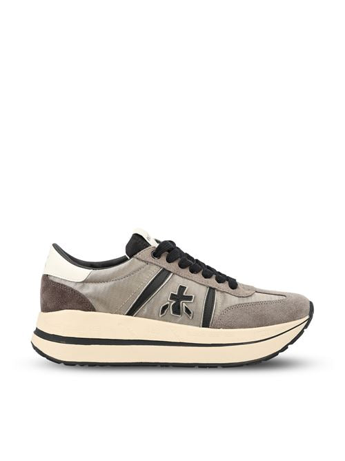 Sneakers realizzate in pelle