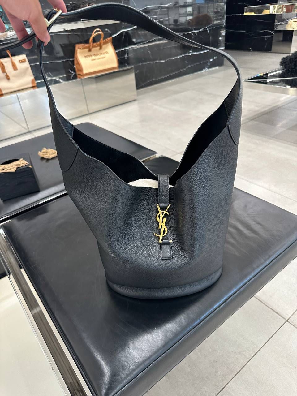 Le 5 à 7 Supple Bucket Bag