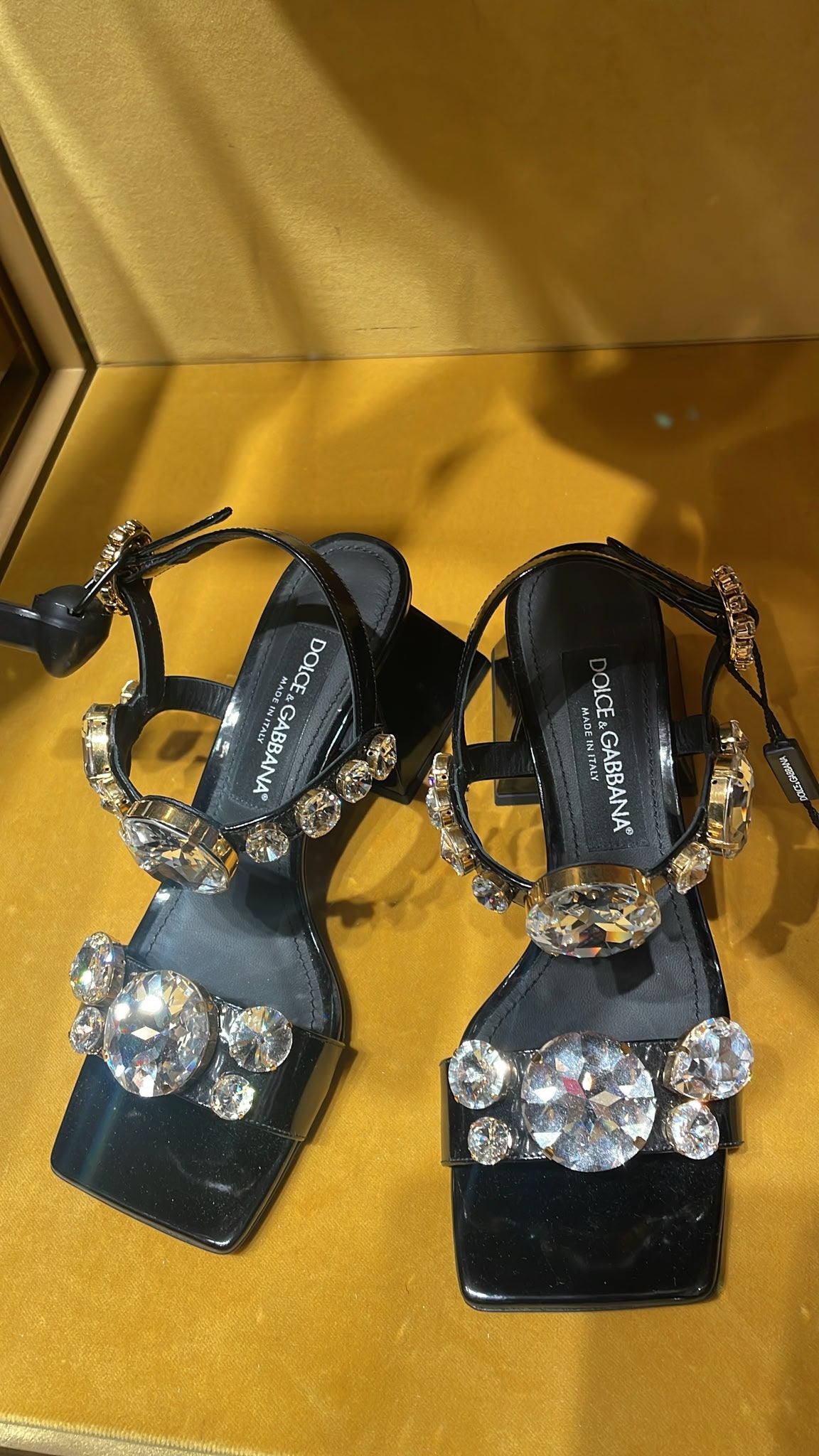Patent leather sandals with crystals