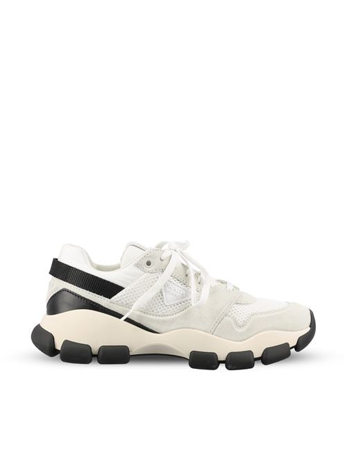 Sneakers realizzate in poliestere