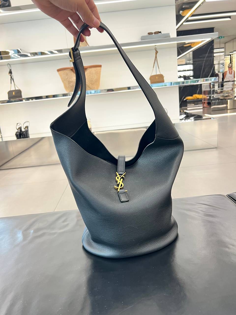 Le 5 à 7 Supple Hobo Bag