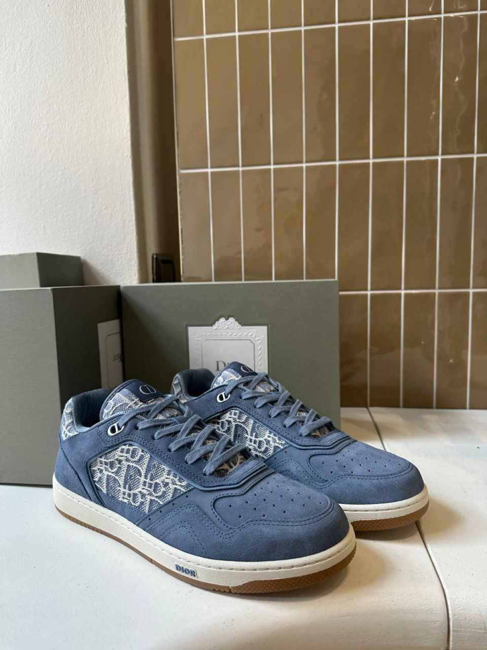 B27 Low-Top Sneaker