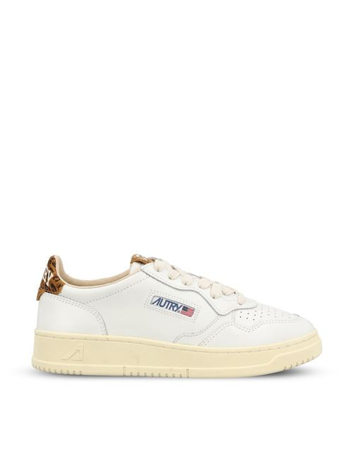 Sneakers realizzate in pelle