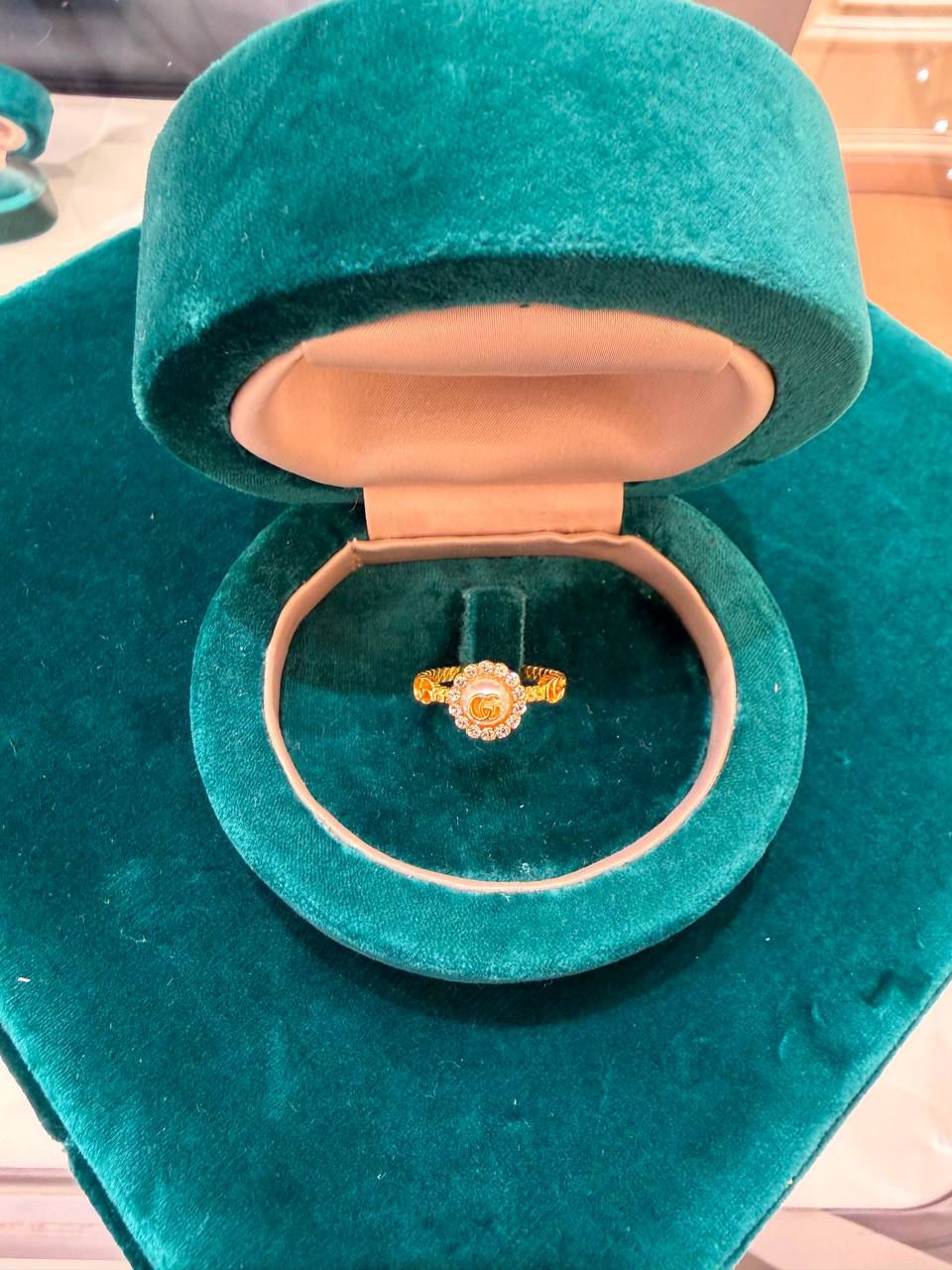 Double G ring with pearl and crystals