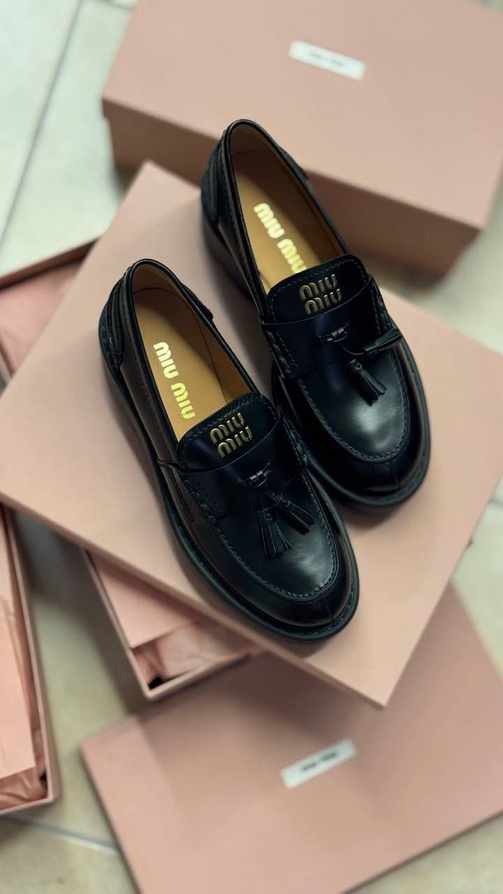 Leather loafers with tassels