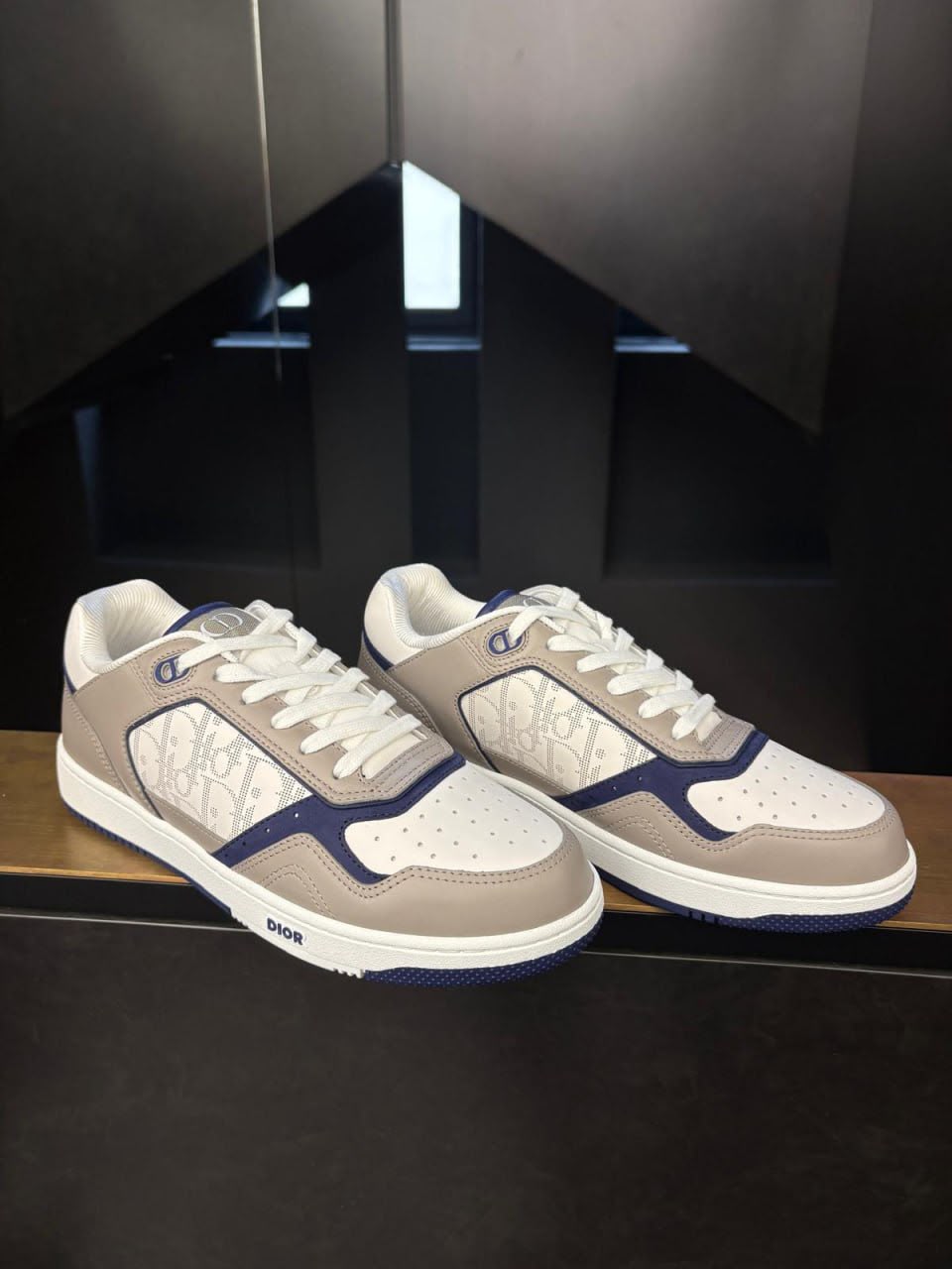 B27 Low-Top Sneaker