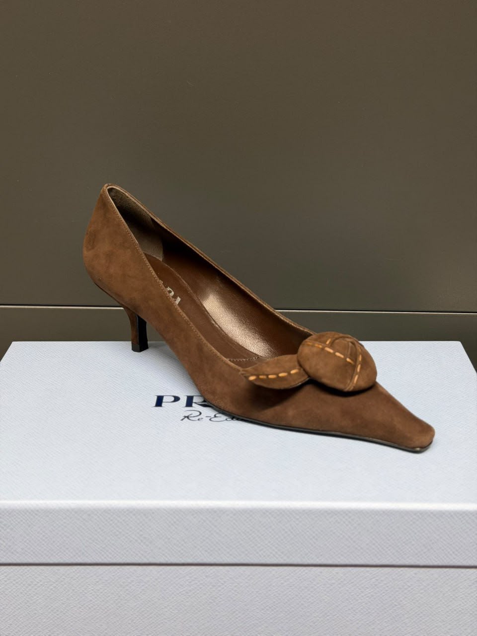 Suede kitten heel pumps with decorative knot
