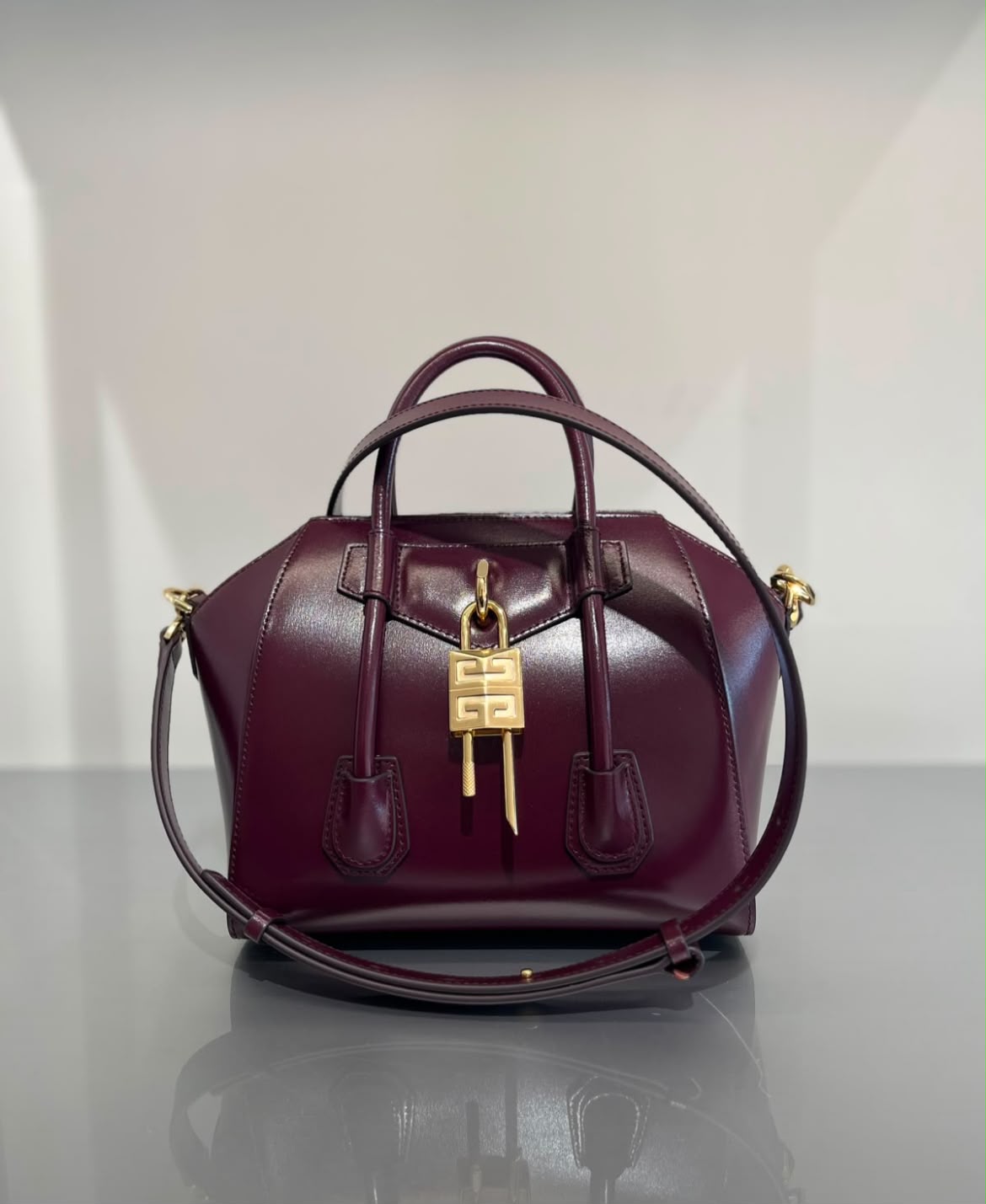 Antigona Lock Small Handbag