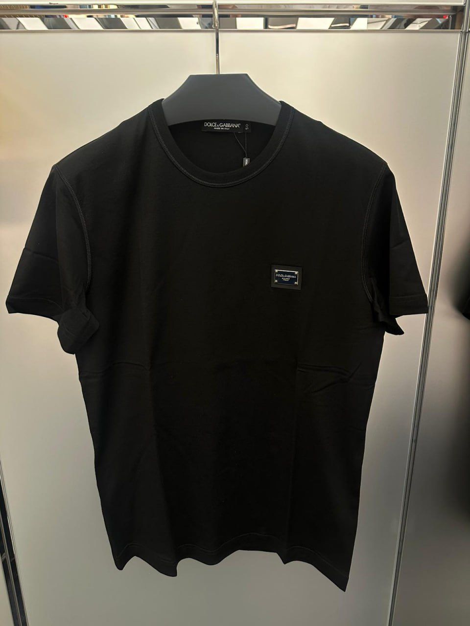 Cotton T-shirt with metal logo plate
