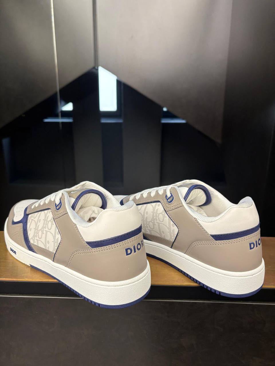 B27 Low-Top Sneaker