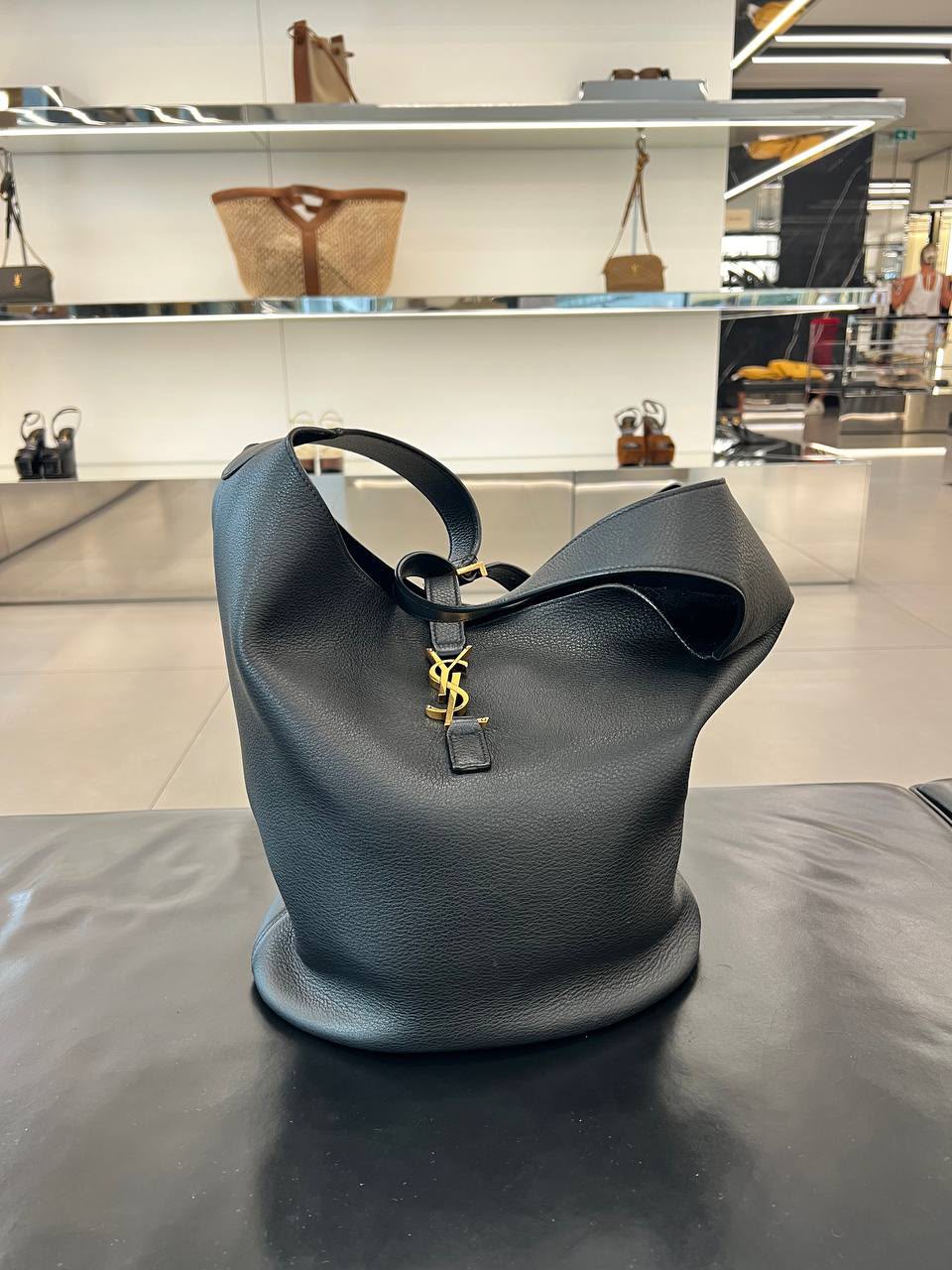 Le 5 à 7 Supple Hobo Bag