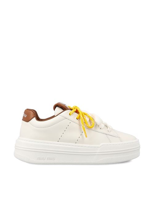 Sneakers realizzate in pelle di vitello