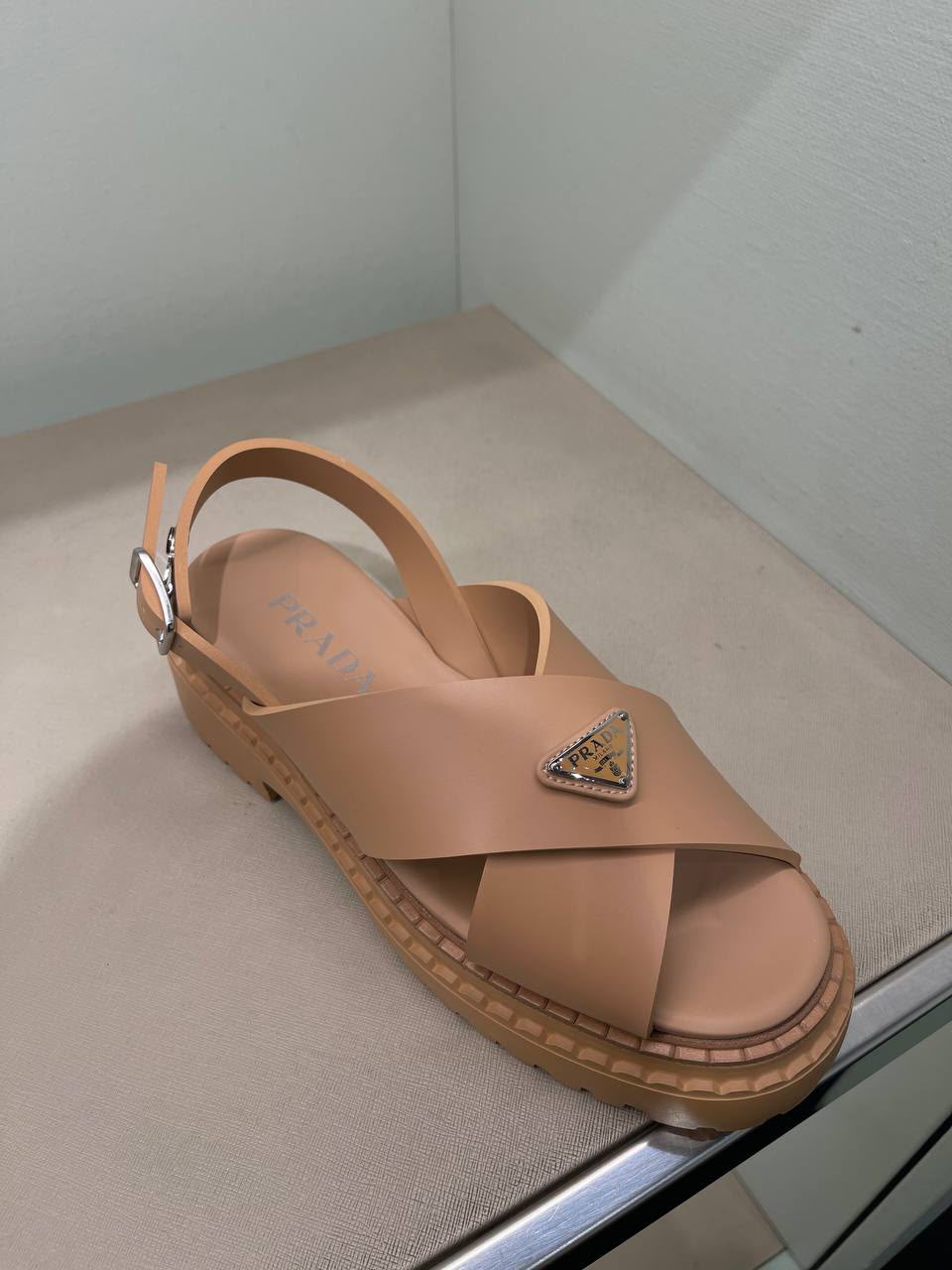 Leather sandals with logo