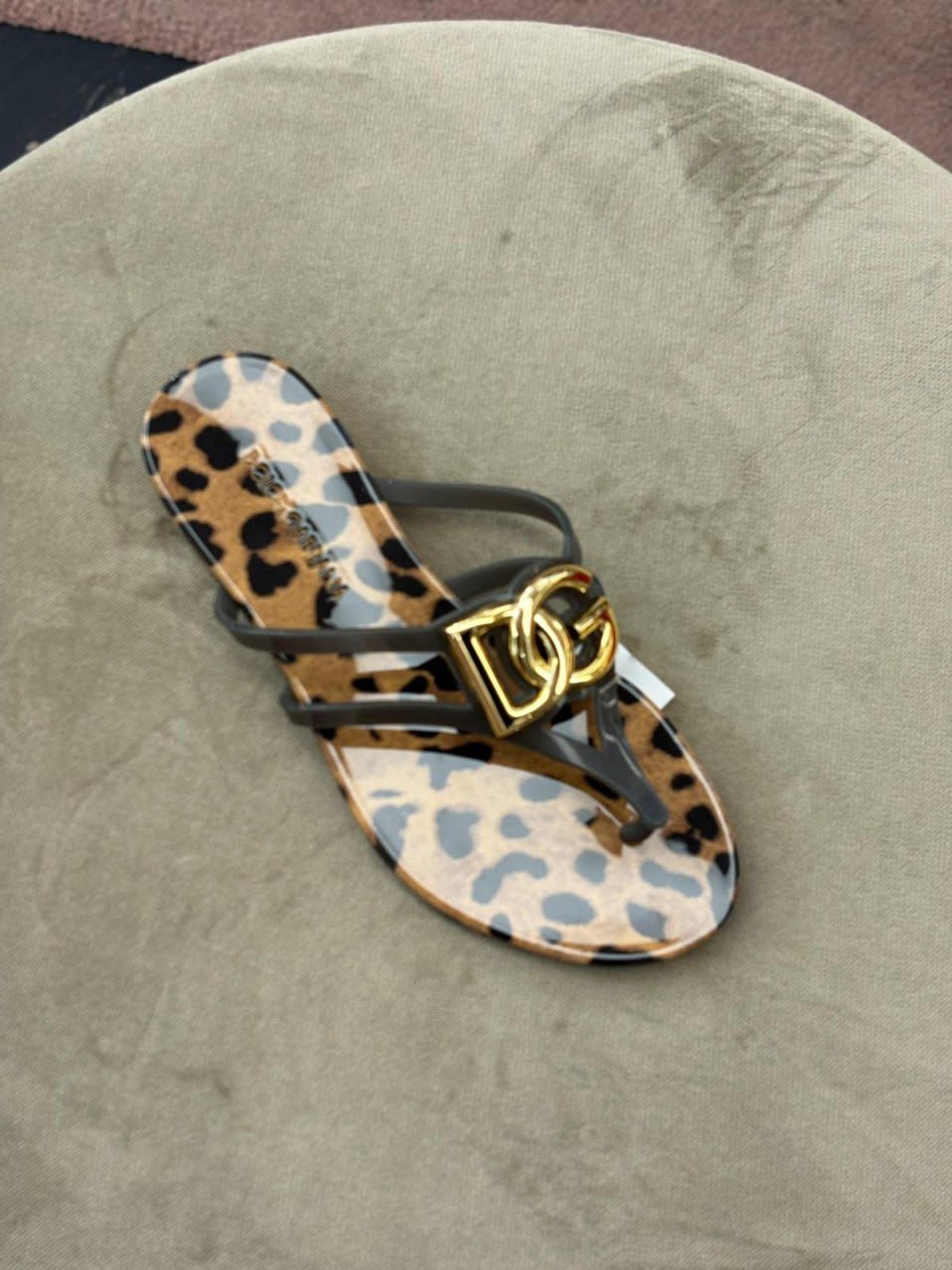 Leopard-print rubber thong sandals with DG logo