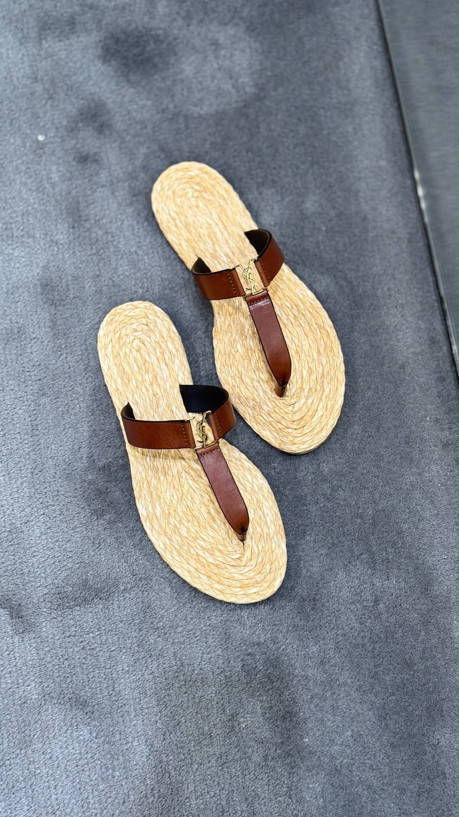 Cassandra Thong Sandals in Leather and Raffia