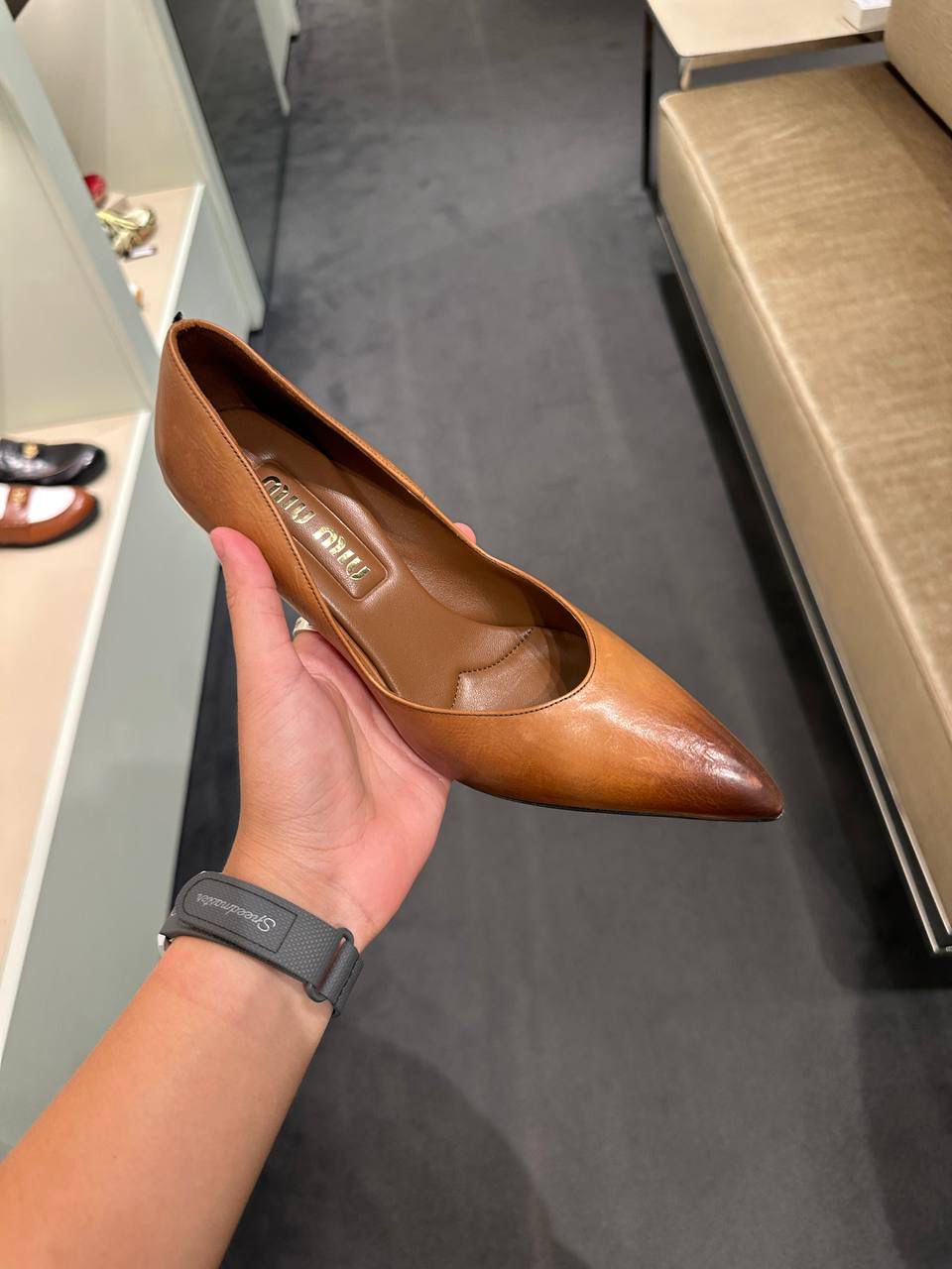 Leather pumps